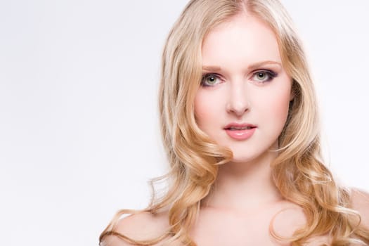 young blonde woman is posing for a foto in a fotostudio