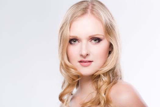 young blonde woman is posing for a foto in a fotostudio