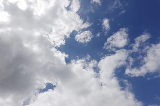 blauer Himmel mit weissen Wolken