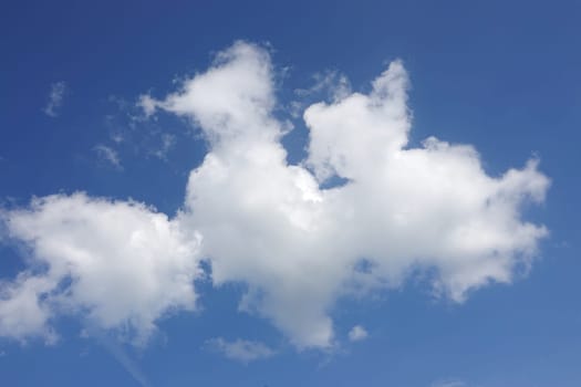 blauer Himmel mit weissen Wolken
