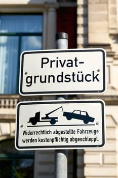 Parking ban in Magdeburg. Translation: private property, parked vehicles will be towed away for a fee