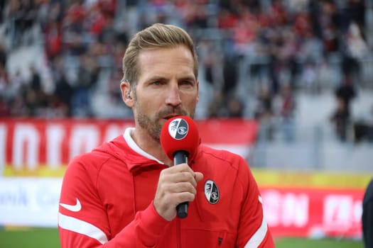 Stadium presenter Stefan Mayer (SC Freiburg) at the opening Europapark stadium test match SC Freiburg vs FC St. Pauli. DFL REGULATIONS PROHIBIT ANY USE OF PHOTOGRAPHS AS IMAGE SEQUENCES AND/OR QUASI-VIDEONann.. Photo: Joachim Hahne/johapress