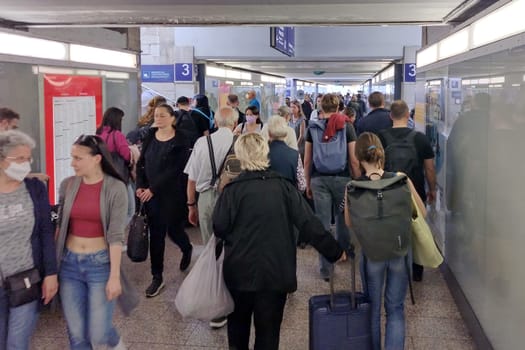 The Whitsun holidays and the start of the 9 Euro ticket washed thousands of travelers into the stations on the long weekend,as here in the main station of Freiburg (Breisgau). When getting on and off the trains,patience was required.