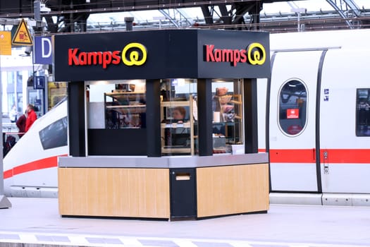 Verkaufsstand der Bäckerei-Kette Kamps GmbH auf einem Bahnsteig des kölner Hauptbahnhofs, Nordrhein-Westfalen, Deutschland, Köln