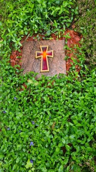 Cruz brillante aislada sobre fondo transparente. Símbolo religioso. Santa Cruz resplandeciente. Personajes de Pascua y Navidad. Concepto de cielo.