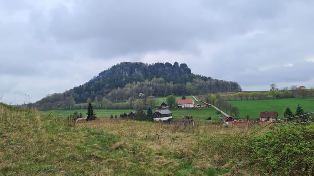Die Barbaren am Pfaffenstein bei Sonnenaufgang, Elbsandsteingebirge, Deutschland
