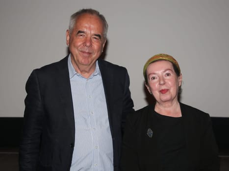 Berliner Kulturwissenschaftler Paul Werner Wagner mit Film- und Theaterschauspielerin Simone von Zglinicki bei einer Veranstaltung im Moritzhof in Magdeburg am 01.06.2022