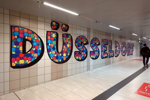 Düsseldorf-Schriftzug am Hauptbahnhof, Nordrhein-Westfalen, Deutschland, Düsseldorf