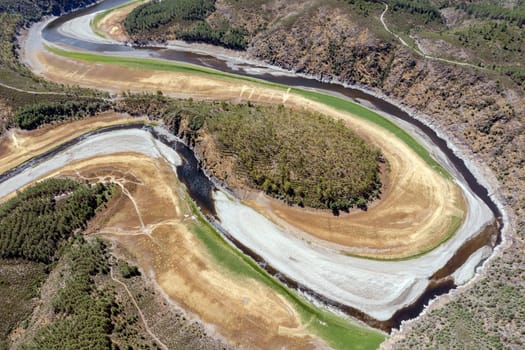 Meandro del Melero draws the course of the Alagon river in the vicinity of Riomalo de Abajo, province of Caceres, Extremadura, attracting numerous tourists and advertising campaigns.