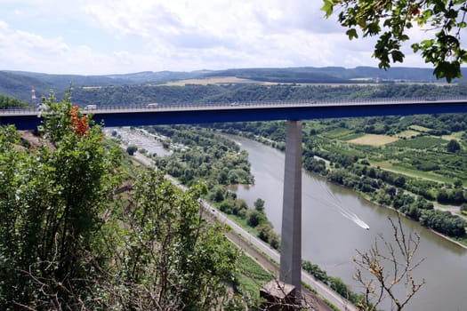 Blick vom Aussichtspunkt Blumsley an der Moseltalbrücke auf die Mosel, Rheinland-Pfalz, Deutschland, Dieblich