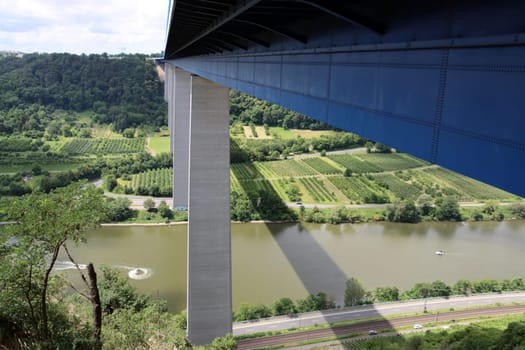Blick vom Aussichtspunkt Blumsley an der Moseltalbrücke auf die Mosel, Rheinland-Pfalz, Deutschland, Dieblich