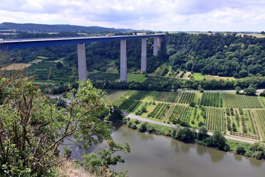 Blick vom Aussichtspunkt Blumsley an der Moseltalbrücke auf die Mosel, Rheinland-Pfalz, Deutschland, Dieblich