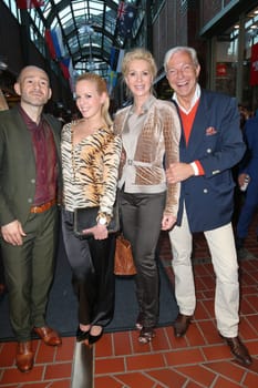 Pedram Nejad (owner),Isabel Edvardsson and Prof. Dr. Jo Groebel and Grit Weiss,Praesentation Fruehling/Summer of Paisley in the Hanseatic Quarter,Hamburg,06.05.2015