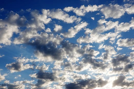 Schönwetterwolken kurz vor Sonnenuntergang