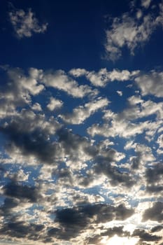 Schönwetterwolken kurz vor Sonnenuntergang