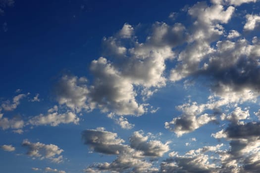 Schönwetterwolken kurz vor Sonnenuntergang