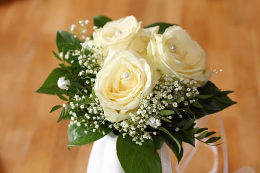 A beautiful bouquet of white roses.