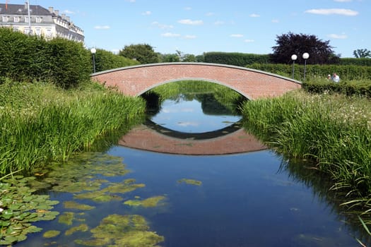Wassergraben mit Bogenbrücke im Schlosspark von Schloss Augustusburg, Nordrhein-Westfalen, Deutschland, Brühl