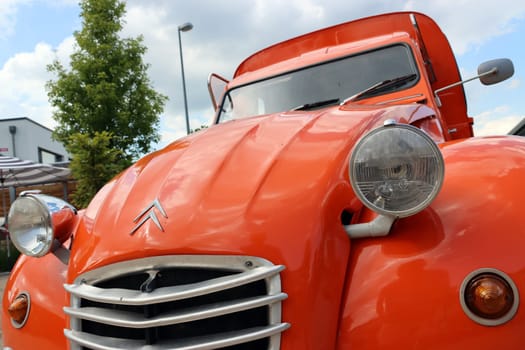 orangefarbener Citroen 2CV Kastenwagen