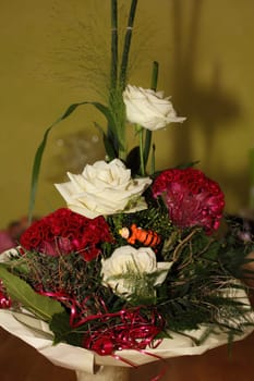 A beautiful bouquet of white and red roses.Ein schöner Strauss weißer und roter Rosen.