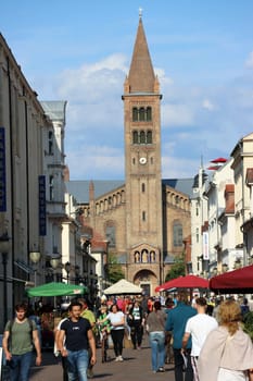 Brandenburger Stasse, Einkaufstrasse und Fussgängerzone, im Hintergrund die katholische Pfarrkirche St. Peter und Paul, Brandenburg