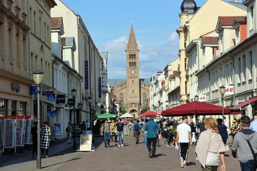 Brandenburger Stasse, Einkaufstrasse und Fussgängerzone, im Hintergrund die katholische Pfarrkirche St. Peter und Paul, Brandenburg