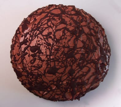 Seen a round chocolate cake with decorations, from above.Eine runde Schokoladentorte mit Verzierungen, von oben gesehen