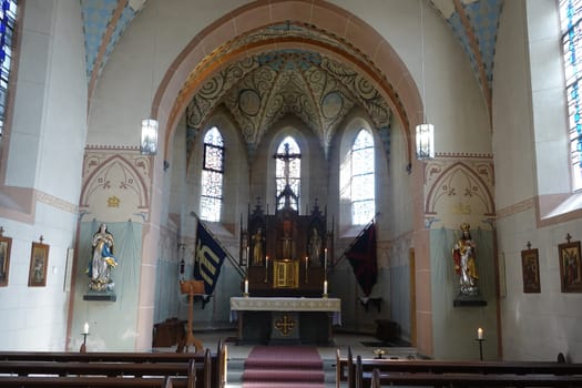 Katholische Pfarrkirche Notburgis in Lind mit mittelalterlichem Kern, Rheinland-Pfalz, Deutschland, Altenahr