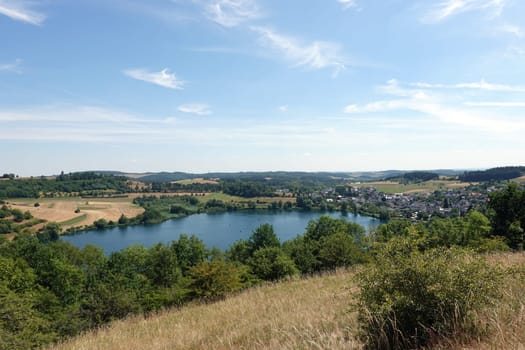 Schalkenmehren am gleichnamigen Maarsee, Daun, Rheinland-Pfalz, Deutschland