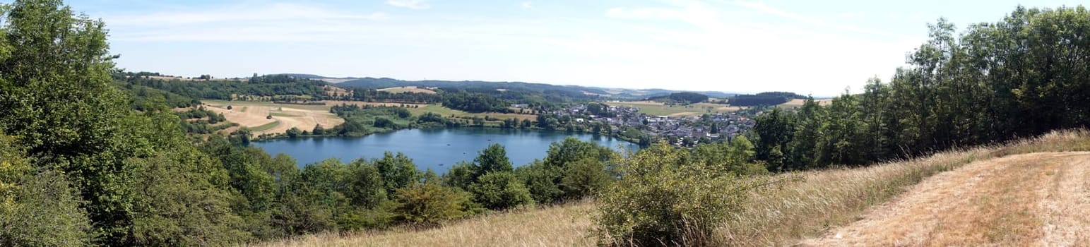 Schalkenmehren am gleichnamigen Maarsee, Daun, Rheinland-Pfalz, Deutschland