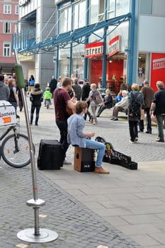 Street musicians and passers-by in the city centre of Braunschweig