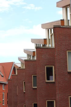 A House facade with Windows, and blue skies in the background.Eine Hausfassade mit Fenstern, und blauem Himmel im Hintergrund.