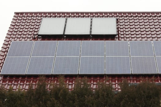 solar panels on a house roof .eine Solaranlage auf einem Wohnhausdach.