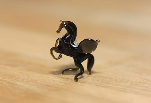 Pegasus (Latin: Pegasus, Pegasos) is one of the best known creatures in Greek mythology.Pegasos (lateinisch Pegasus, selten auch Pegasos) ist in der griechischen Mythologie ein geflügeltes Pferd