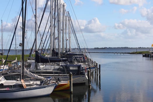 The harbour of sailing boats in Herkingen, Netherlands.Der Hafen für Segelboote in der Stadt Herkingen, Niederlande.