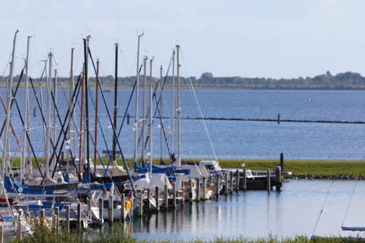 The harbour of sailing boats in Herkingen, Netherlands.Der Hafen für Segelboote in der Stadt Herkingen, Niederlande.