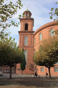 Die Paulskirche in Frankfurt am Main ist ein als Ausstellungs-, Gedenk- und Versammlungsort genutzter Kirchbau.St Paul's Church (German: Paulskirche) is a Protestant church in Paulsplatz, Frankfurt am Main with important political symbolism in Germany