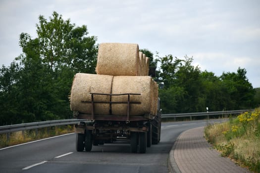 unsecured trasport of straw bales