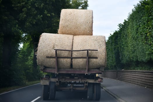 unsecured trasport of straw bales
