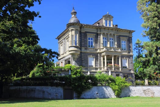 Beautiful villa with blue sky in the background, Bernkastel-Kues, Germany.Schöne Villa mit blauem Himmel im Hintergrund, Bernkastel-Kues, Deutschland.