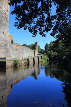 The Castle Baldenau is the ruins of a moated castle in Morbach.Die Burg Baldenau ist die Ruine einer Wasserburg bei Morbach .
