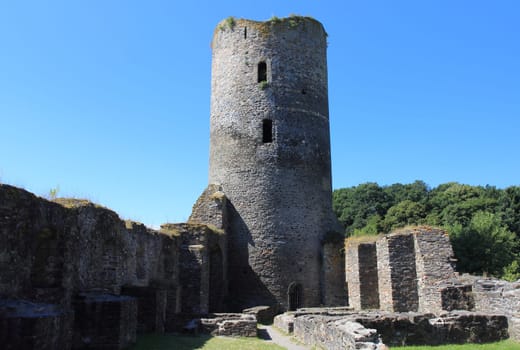 The Castle Baldenau is the ruins of a moated castle in Morbach.Die Burg Baldenau ist die Ruine einer Wasserburg bei Morbach .