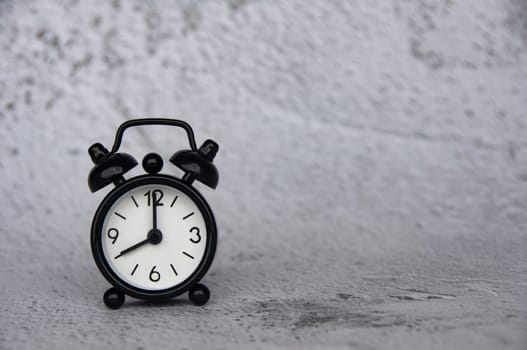 Alarm clock pointing at 8 o'clock with customizable space for ideas or text. Copy space and time concept