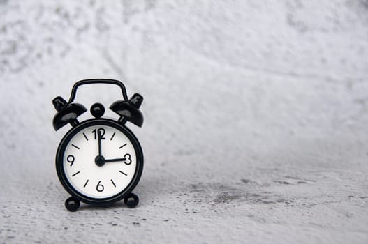 Alarm clock pointing at 3 o'clock with customizable space for ideas or text. Copy space and time concept