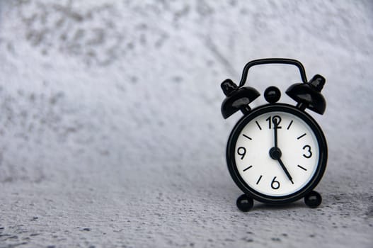 Alarm clock pointing at 5 o'clock with customizable space for ideas or text. Copy space and time concept