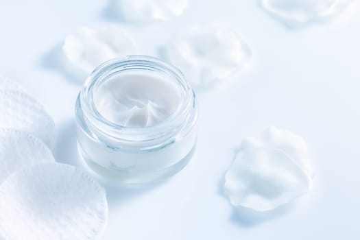 Moisturizing cosmetic cream with cotton pads
