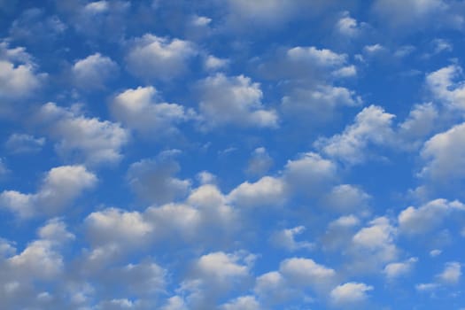 Big fluffy clouds (altocumulus) with beautiful blue skies .Große Schäfchenwolken (Altocumulus) mit schönem blauem Himmel.