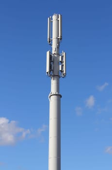 mobilphone mast with a blue sky in the background.Mobilfunksendemast mit blauem Himmel im Hindergrund.