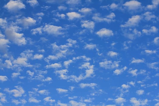 Big fluffy clouds (altocumulus) with beautiful blue skies .Große Schäfchenwolken (Altocumulus) mit schönem blauem Himmel.