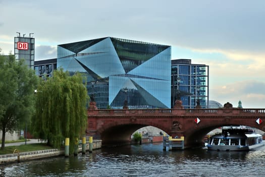 Cube Berlin, würfelförmiges Bürogebäude auf dem Washingtonplatz, direkt neben dem Hauptbahnhof, Deutschland, Berlin